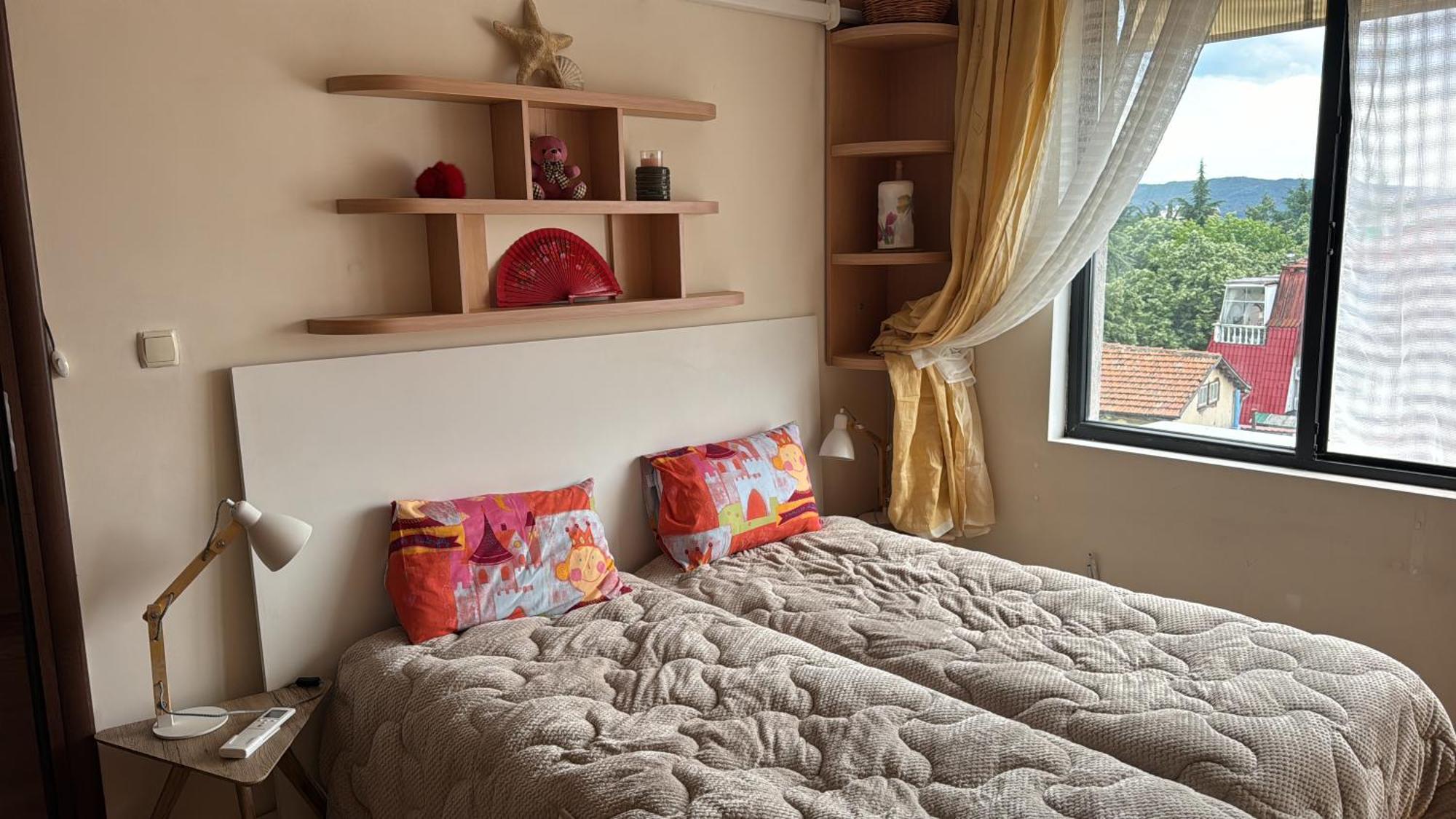 Downtown Central Apartment With Working Kitchen, City Views & Free Parking Kazanlŭk Eksteriør billede
