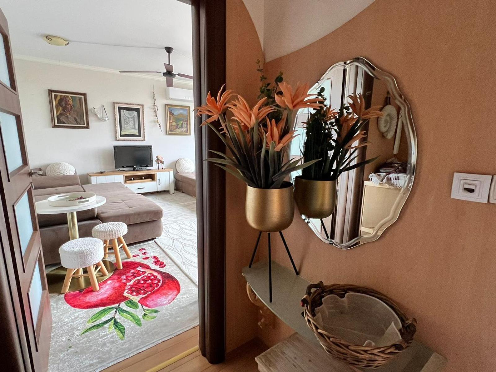 Downtown Central Apartment With Working Kitchen, City Views & Free Parking Kazanlŭk Eksteriør billede