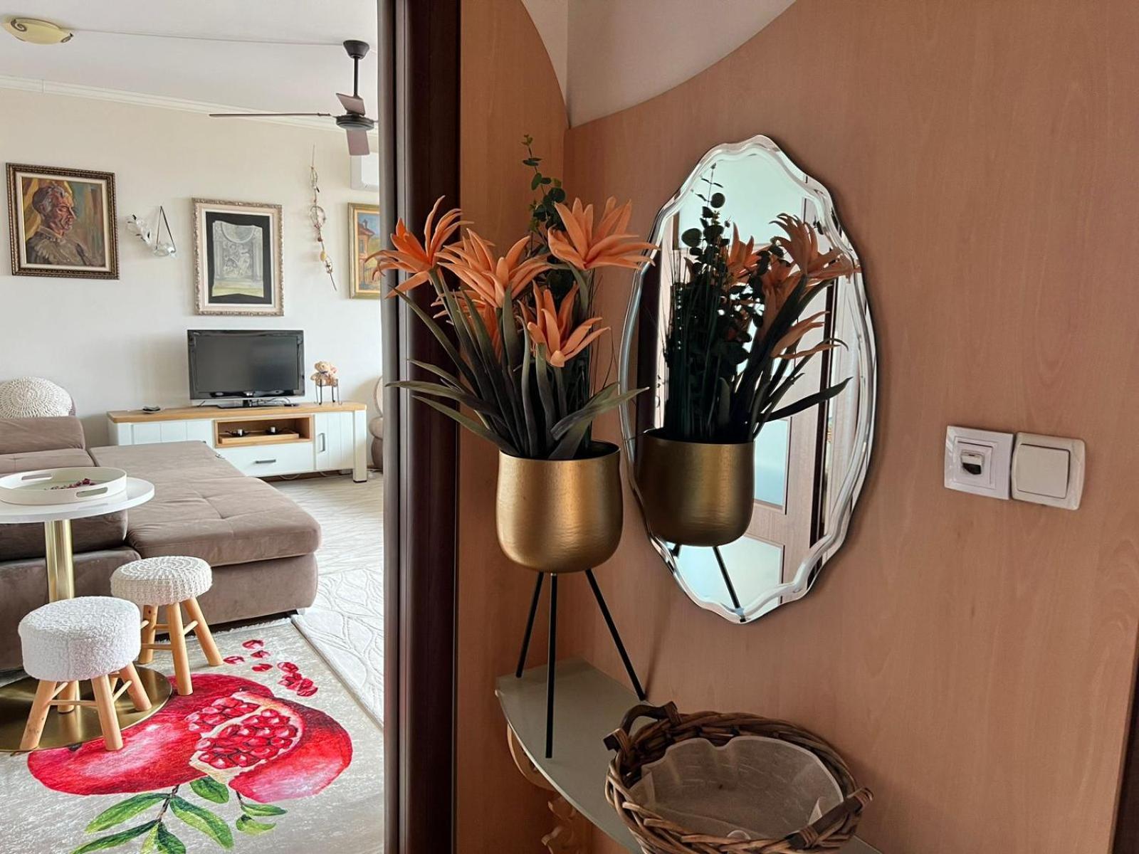 Downtown Central Apartment With Working Kitchen, City Views & Free Parking Kazanlŭk Eksteriør billede