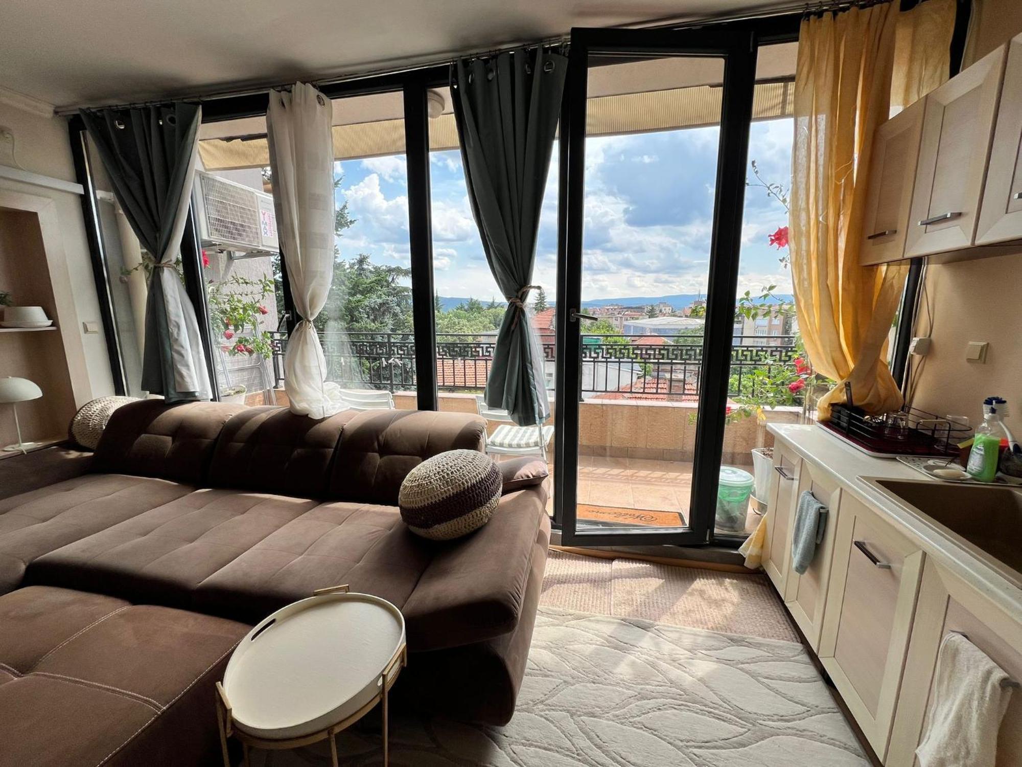 Downtown Central Apartment With Working Kitchen, City Views & Free Parking Kazanlŭk Eksteriør billede