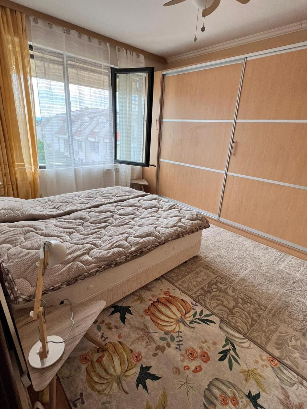 Downtown Central Apartment With Working Kitchen, City Views & Free Parking Kazanlŭk Eksteriør billede