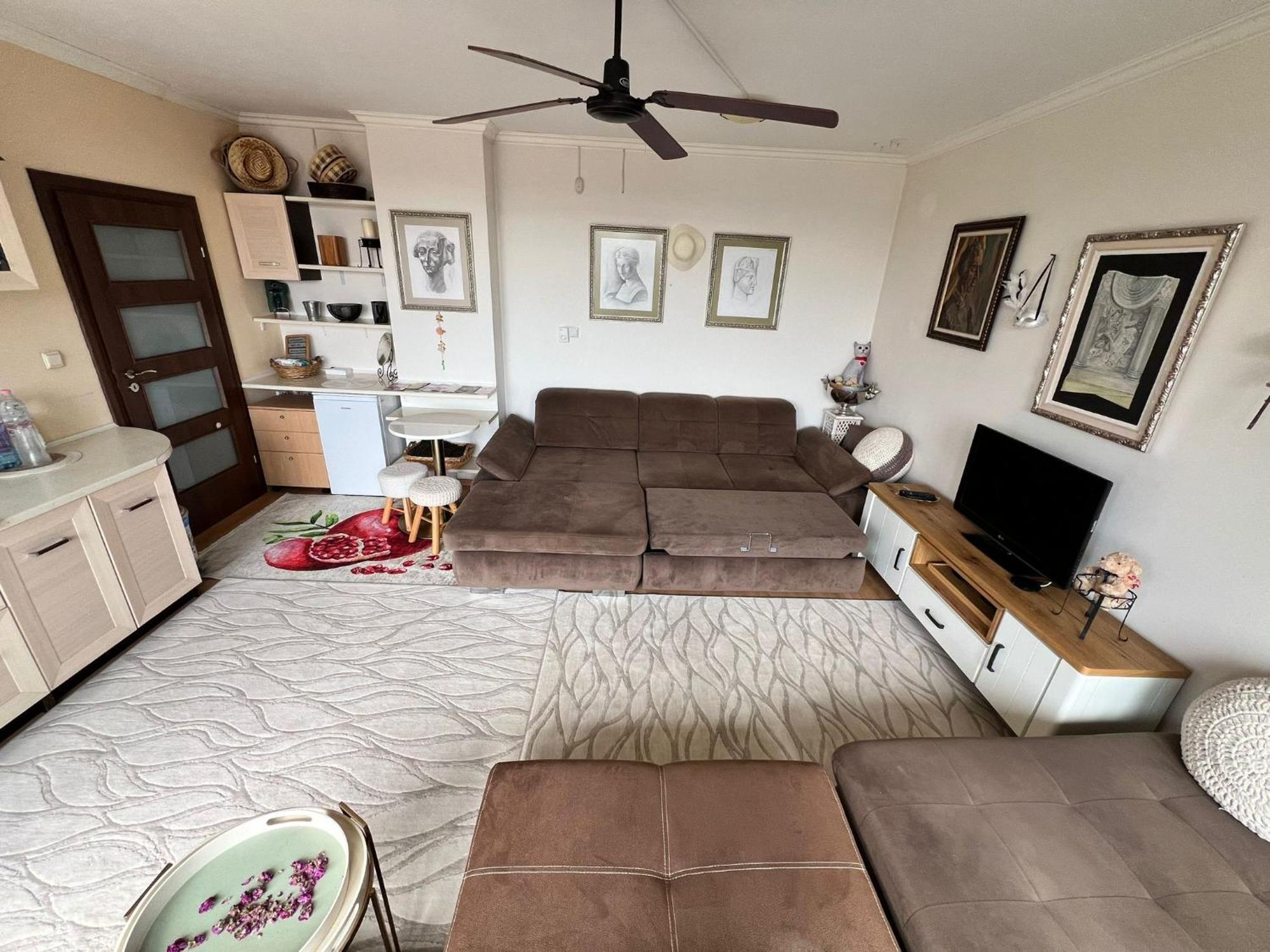 Downtown Central Apartment With Working Kitchen, City Views & Free Parking Kazanlŭk Eksteriør billede