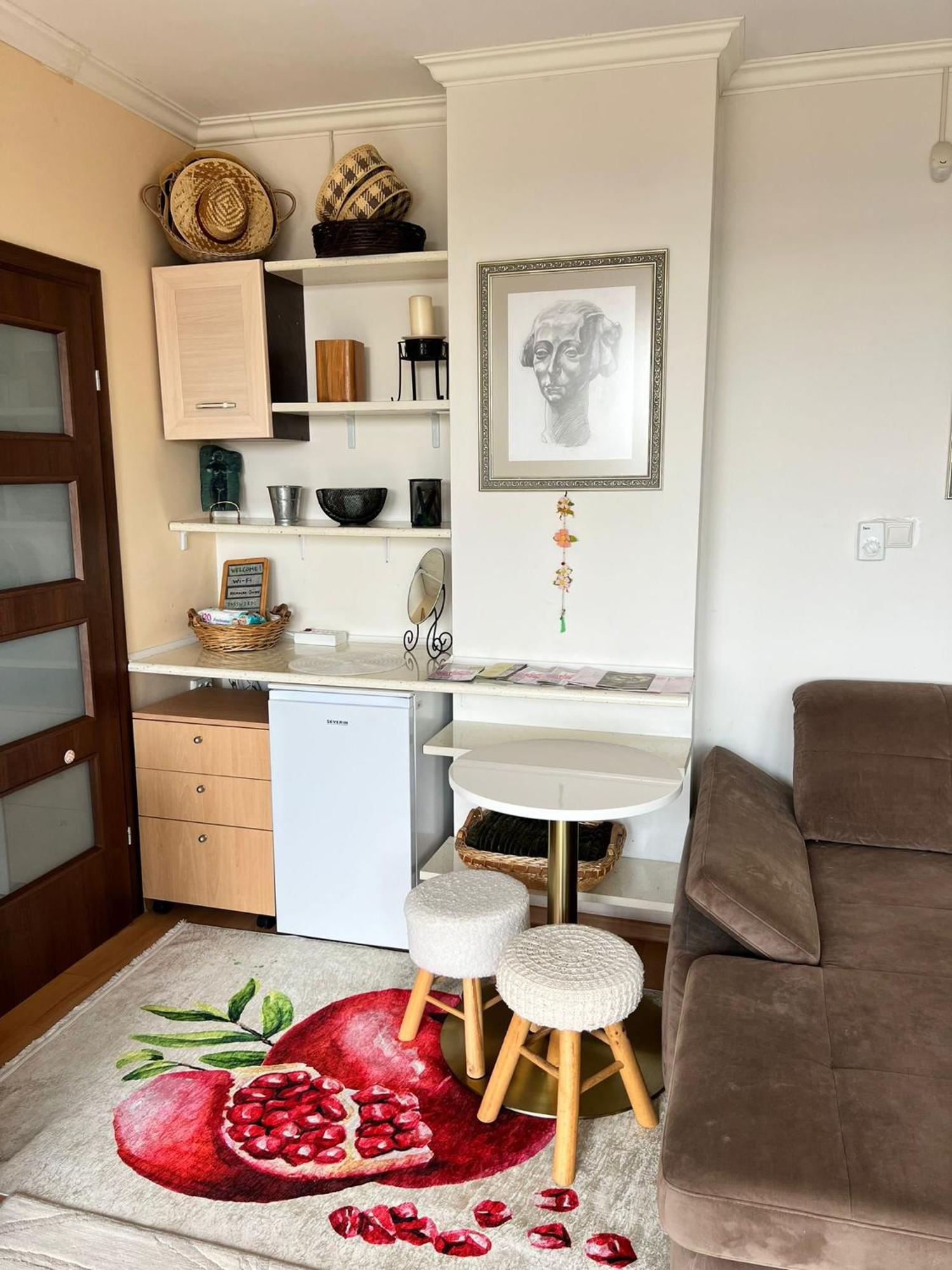 Downtown Central Apartment With Working Kitchen, City Views & Free Parking Kazanlŭk Eksteriør billede