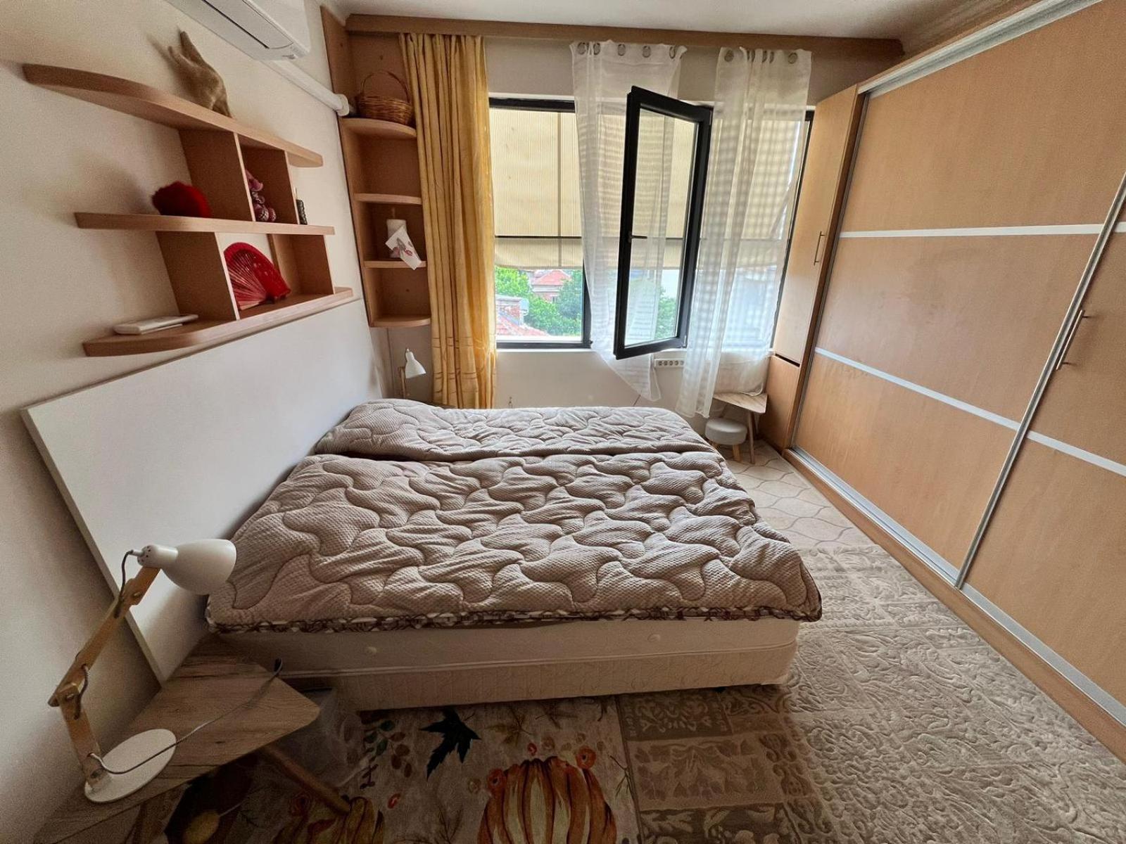 Downtown Central Apartment With Working Kitchen, City Views & Free Parking Kazanlŭk Eksteriør billede