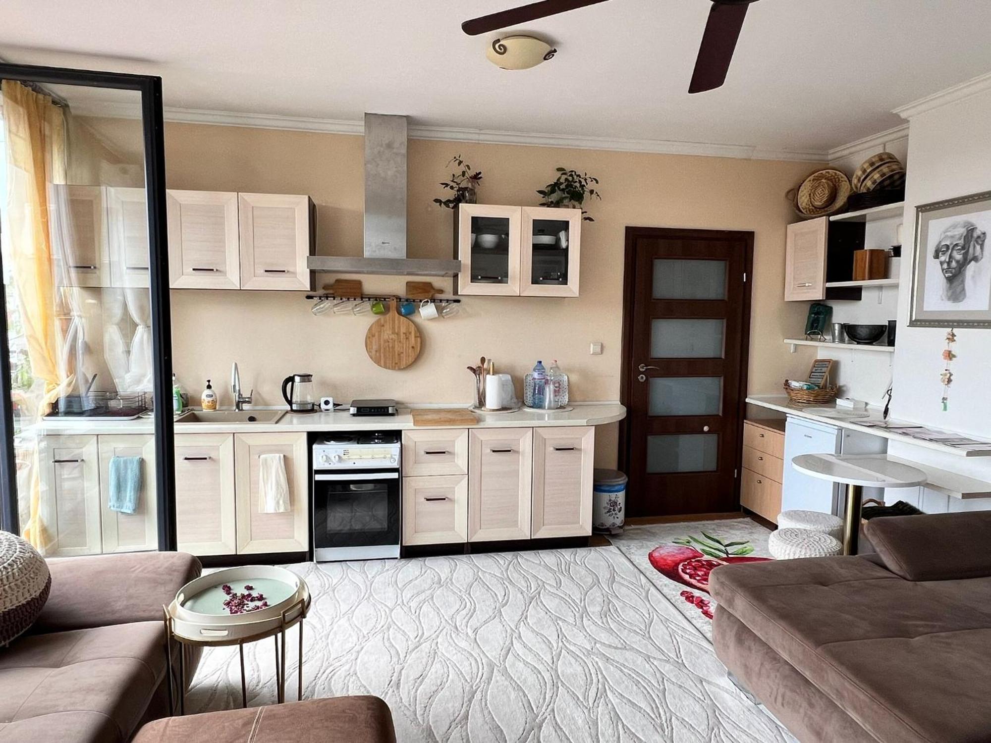 Downtown Central Apartment With Working Kitchen, City Views & Free Parking Kazanlŭk Eksteriør billede