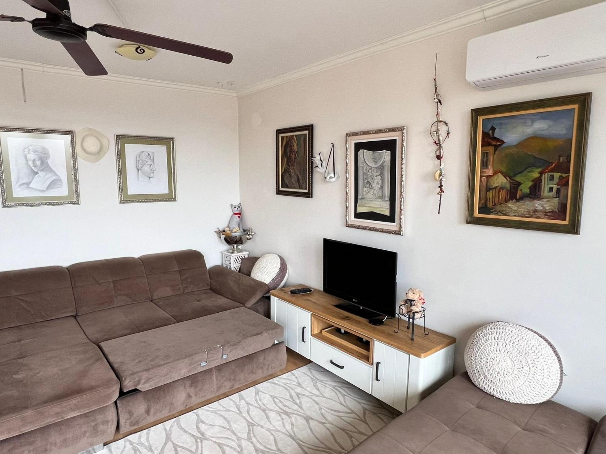 Downtown Central Apartment With Working Kitchen, City Views & Free Parking Kazanlŭk Eksteriør billede