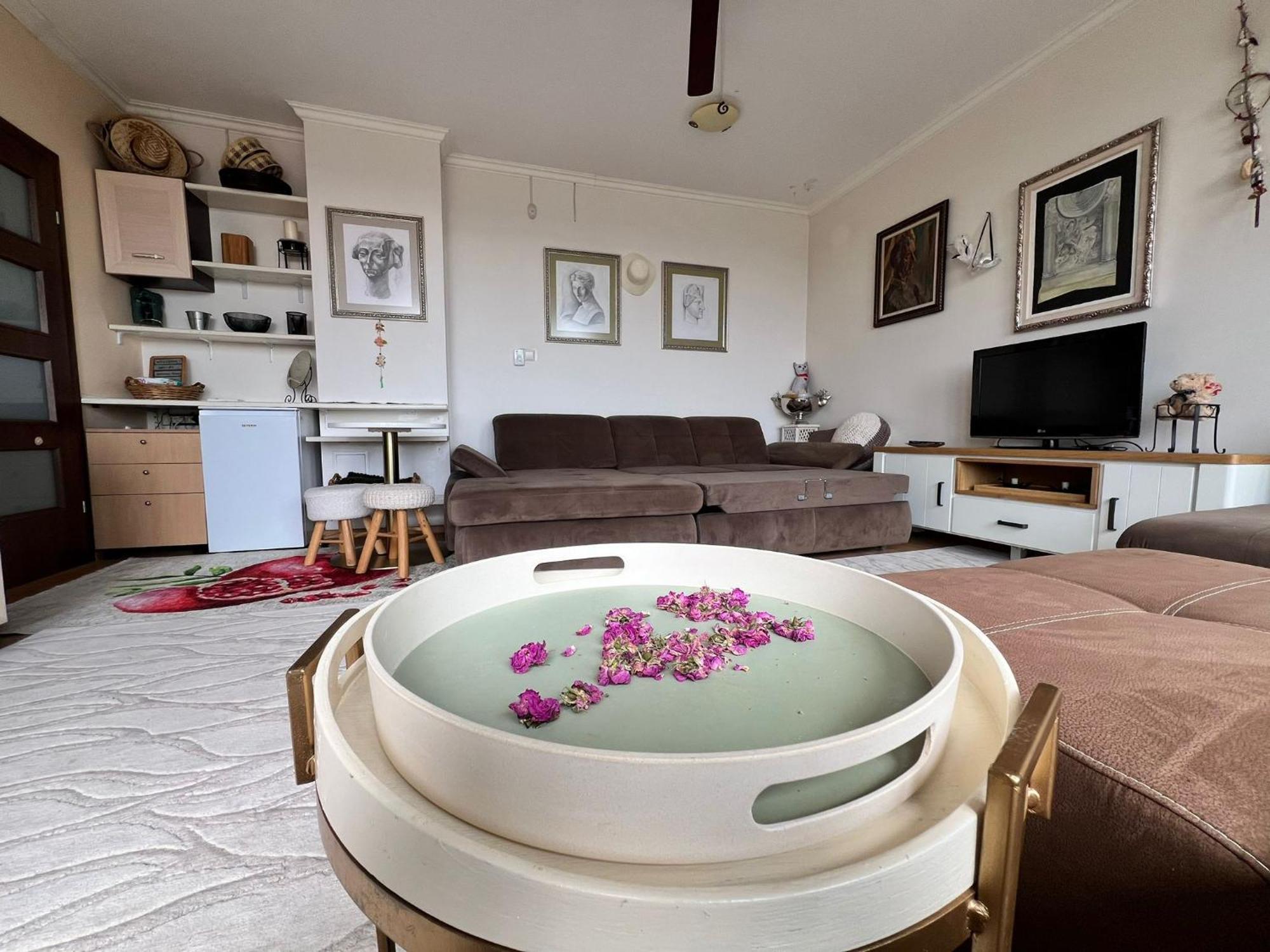 Downtown Central Apartment With Working Kitchen, City Views & Free Parking Kazanlŭk Eksteriør billede