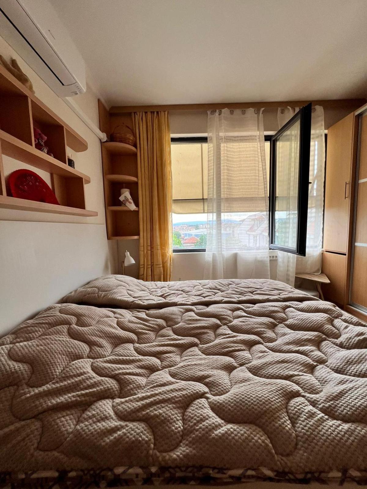 Downtown Central Apartment With Working Kitchen, City Views & Free Parking Kazanlŭk Eksteriør billede