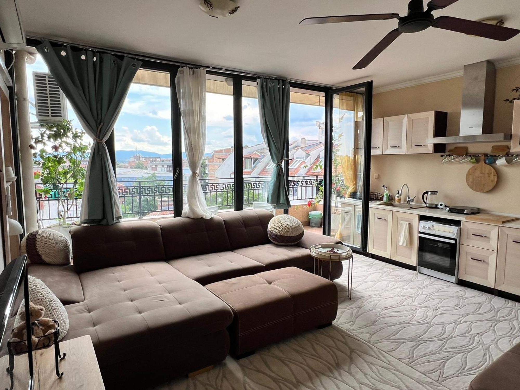 Downtown Central Apartment With Working Kitchen, City Views & Free Parking Kazanlŭk Eksteriør billede
