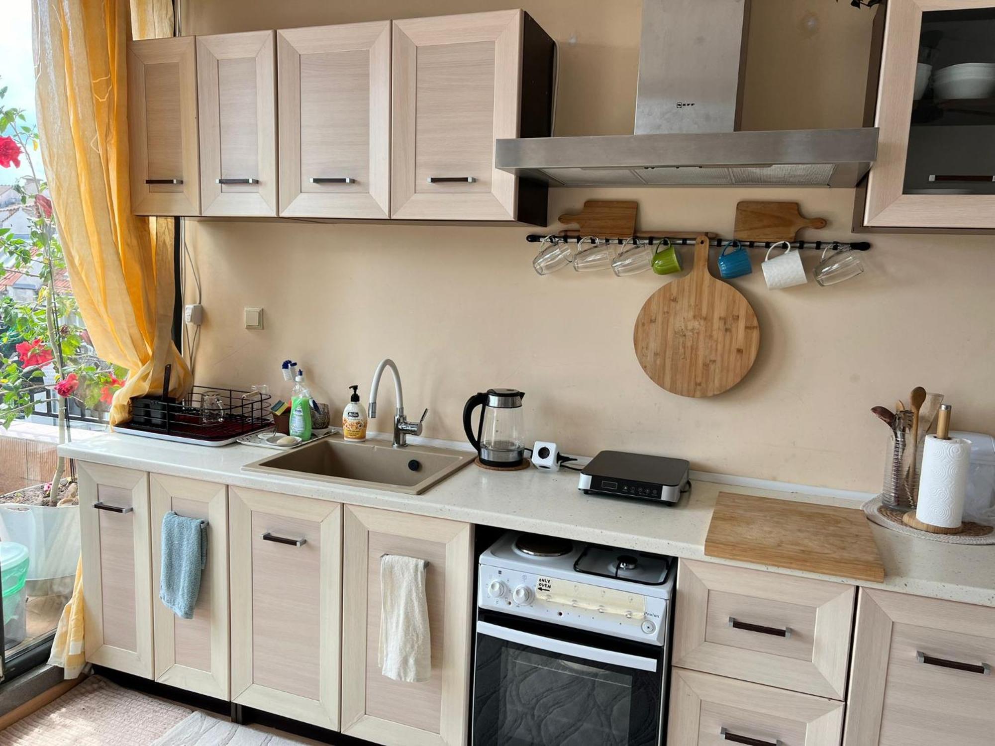Downtown Central Apartment With Working Kitchen, City Views & Free Parking Kazanlŭk Eksteriør billede