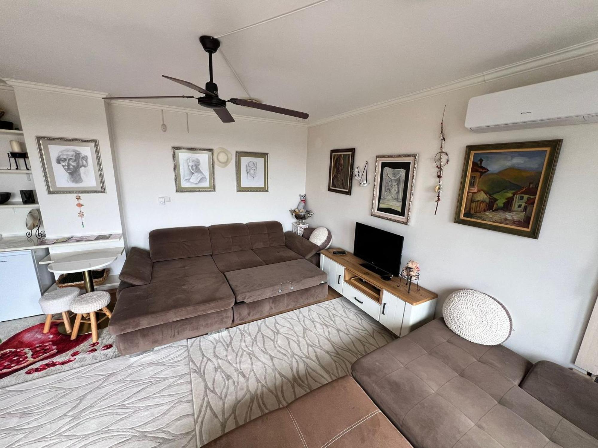 Downtown Central Apartment With Working Kitchen, City Views & Free Parking Kazanlŭk Eksteriør billede