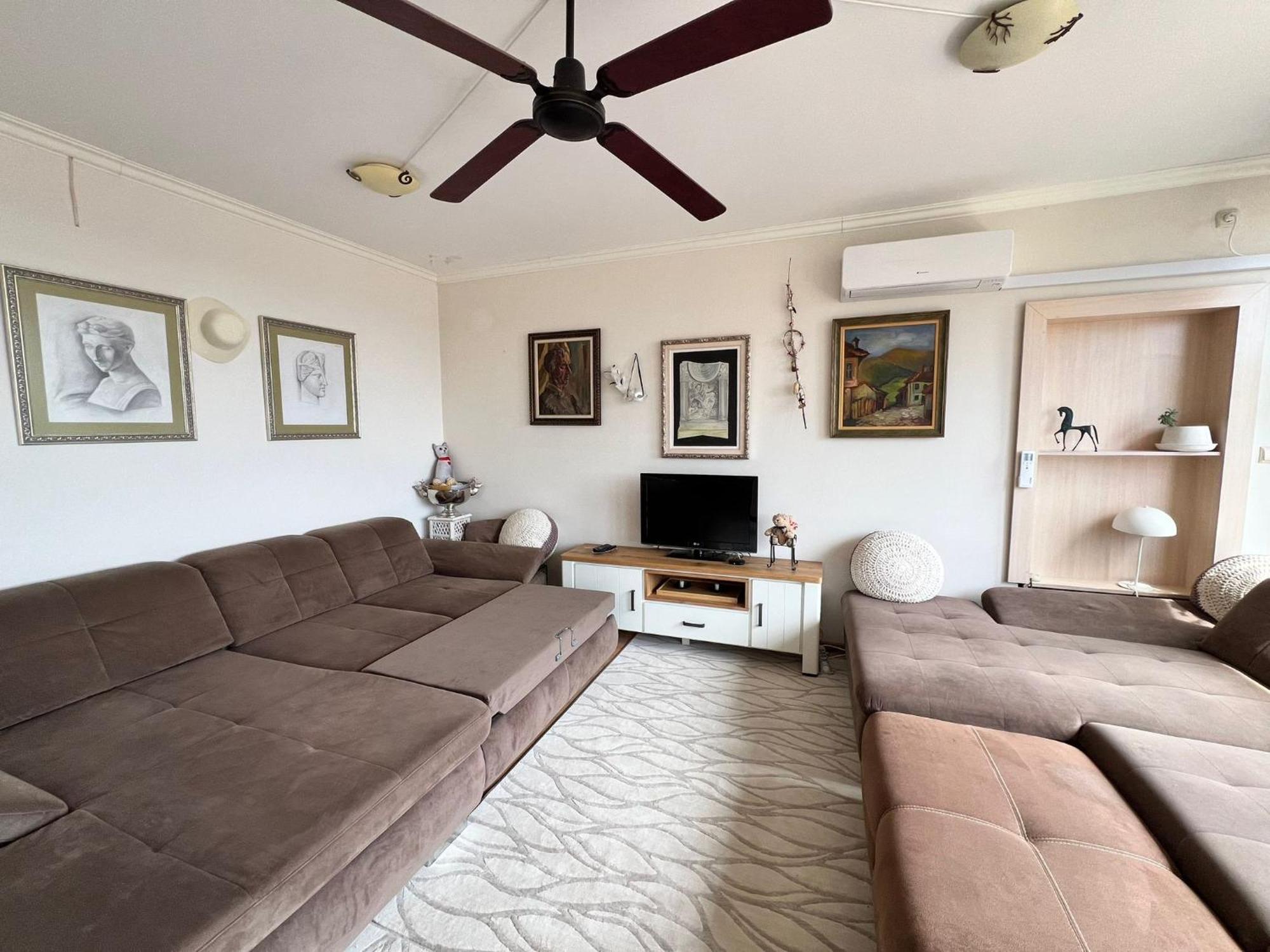 Downtown Central Apartment With Working Kitchen, City Views & Free Parking Kazanlŭk Eksteriør billede