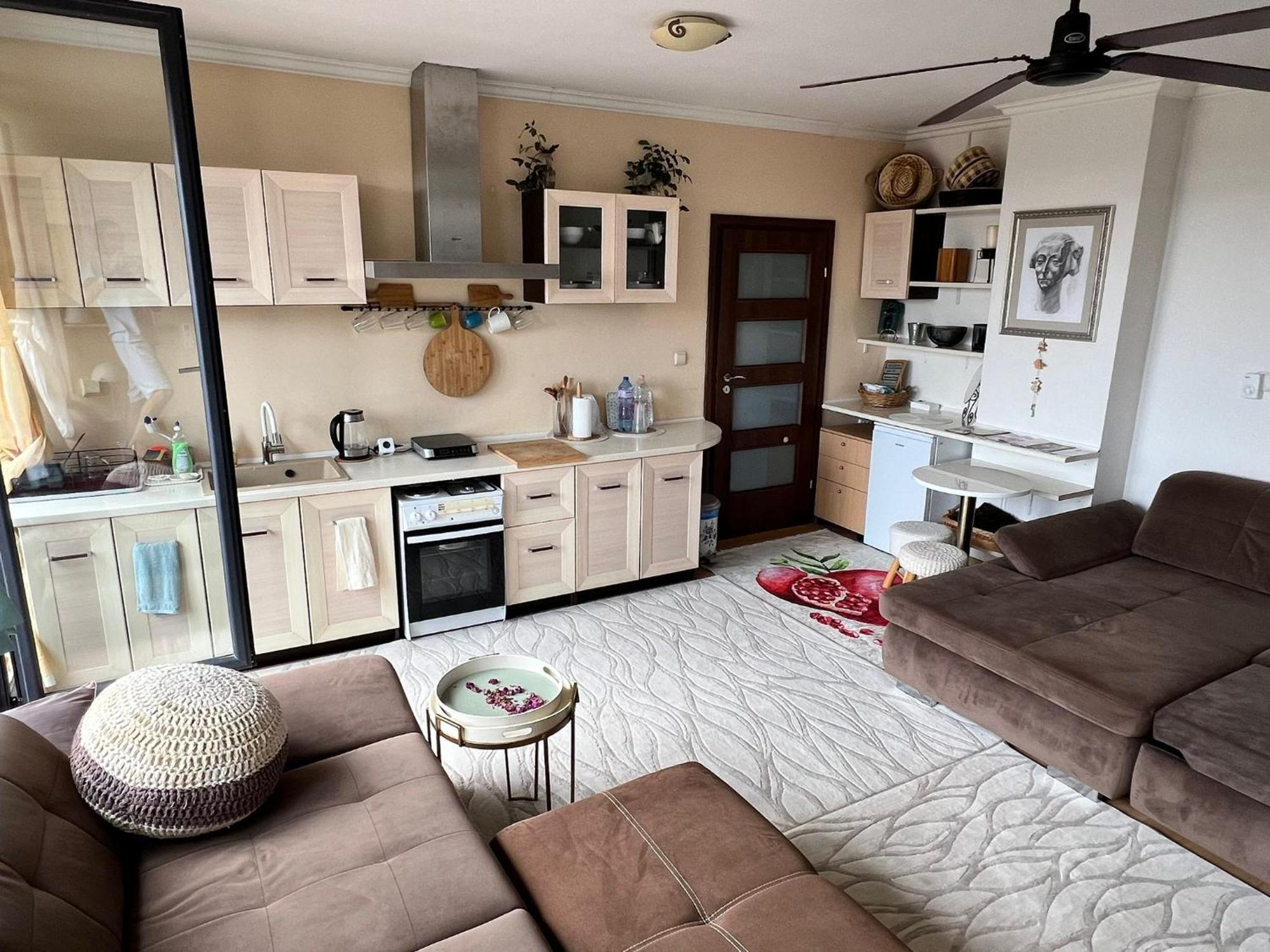 Downtown Central Apartment With Working Kitchen, City Views & Free Parking Kazanlŭk Eksteriør billede