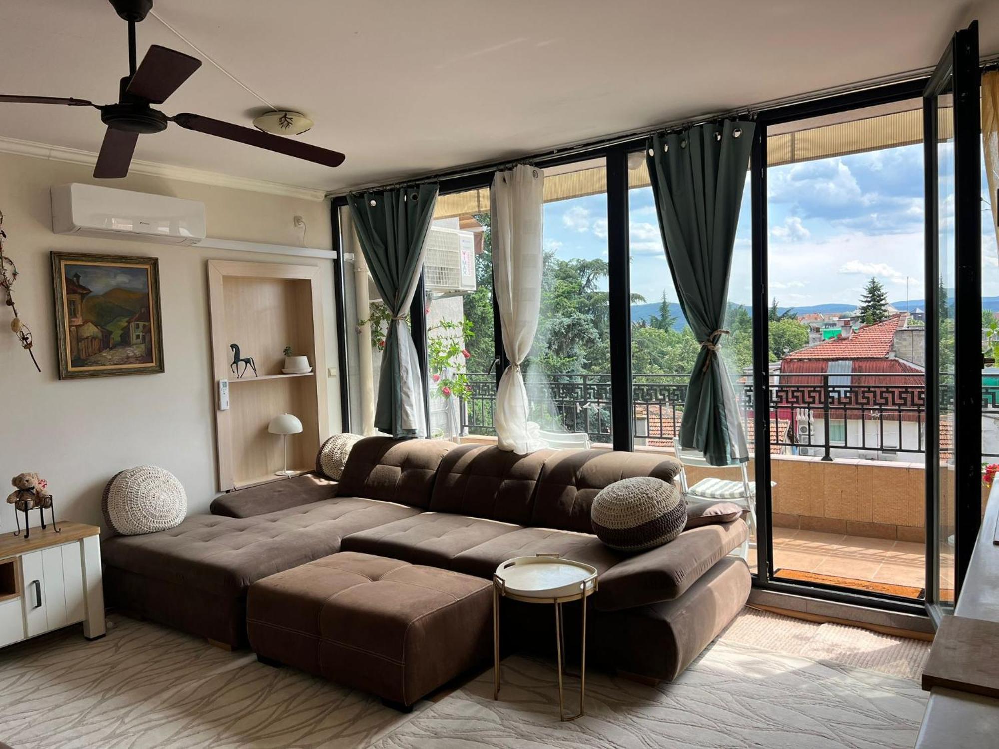 Downtown Central Apartment With Working Kitchen, City Views & Free Parking Kazanlŭk Eksteriør billede