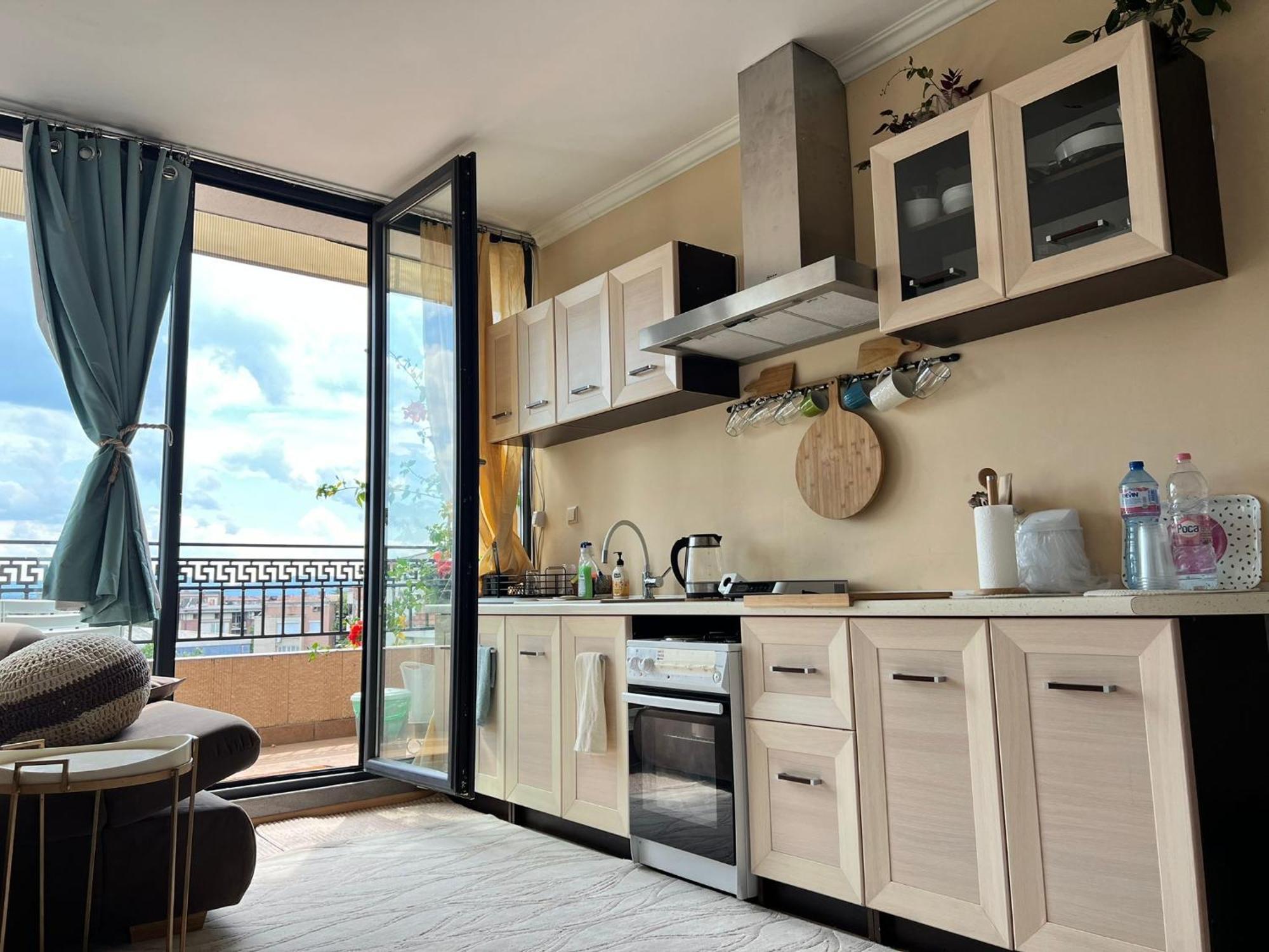 Downtown Central Apartment With Working Kitchen, City Views & Free Parking Kazanlŭk Eksteriør billede