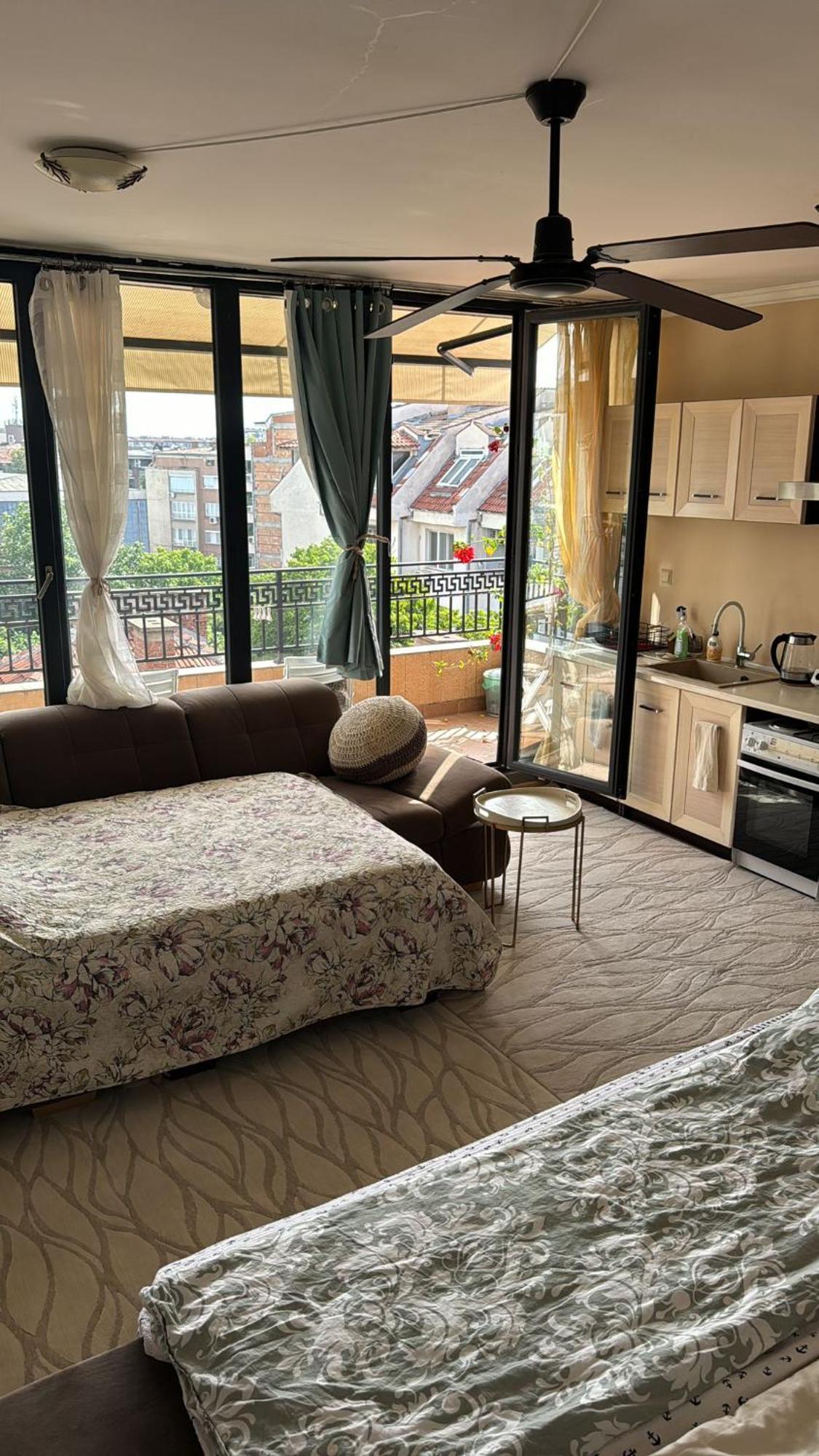 Downtown Central Apartment With Working Kitchen, City Views & Free Parking Kazanlŭk Eksteriør billede