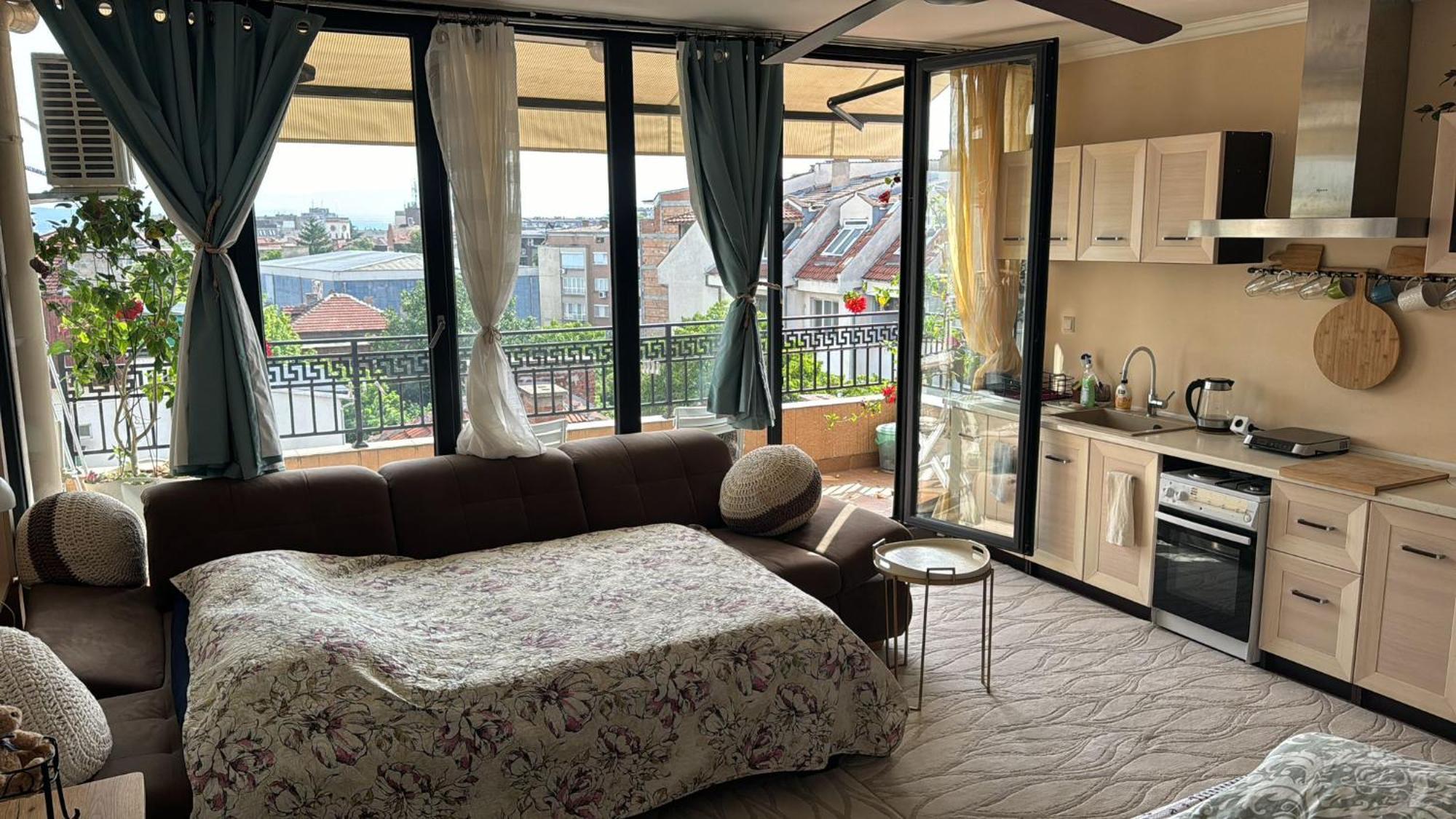 Downtown Central Apartment With Working Kitchen, City Views & Free Parking Kazanlŭk Eksteriør billede