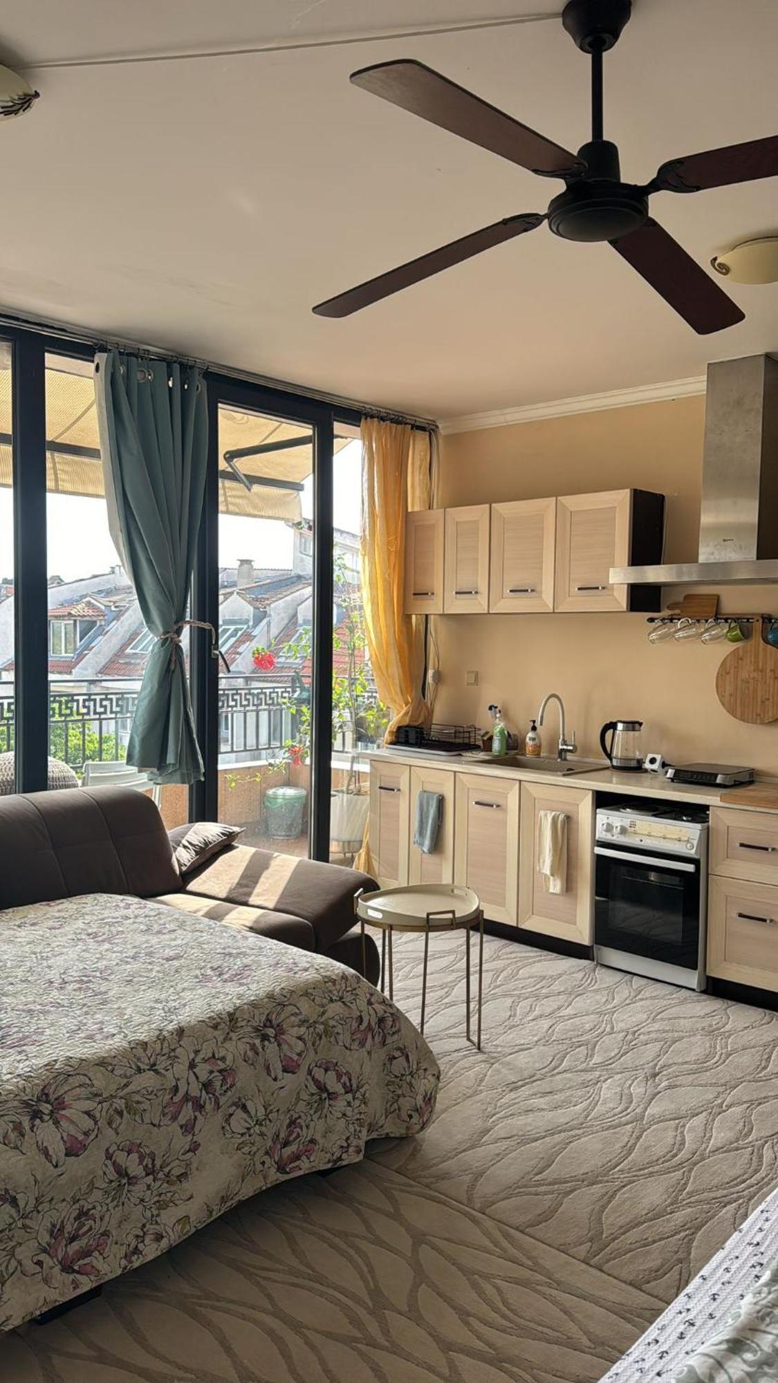 Downtown Central Apartment With Working Kitchen, City Views & Free Parking Kazanlŭk Eksteriør billede