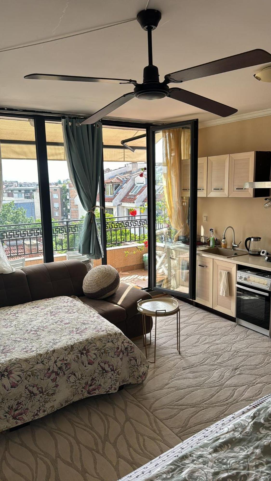 Downtown Central Apartment With Working Kitchen, City Views & Free Parking Kazanlŭk Eksteriør billede