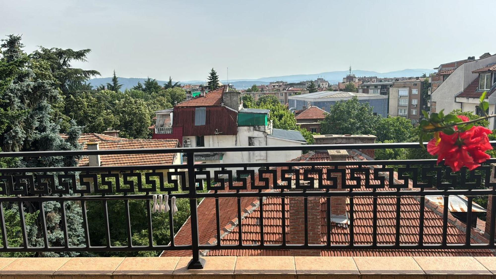 Downtown Central Apartment With Working Kitchen, City Views & Free Parking Kazanlŭk Eksteriør billede
